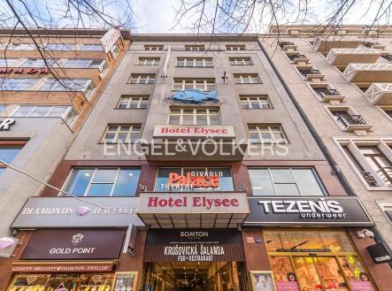 Pronájem - obchodní prostor, 923 m² obrázek
