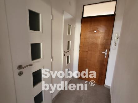Vstupní chodba, dveře na WC a komory | Pronájem bytu, 3+kk, 67 m²