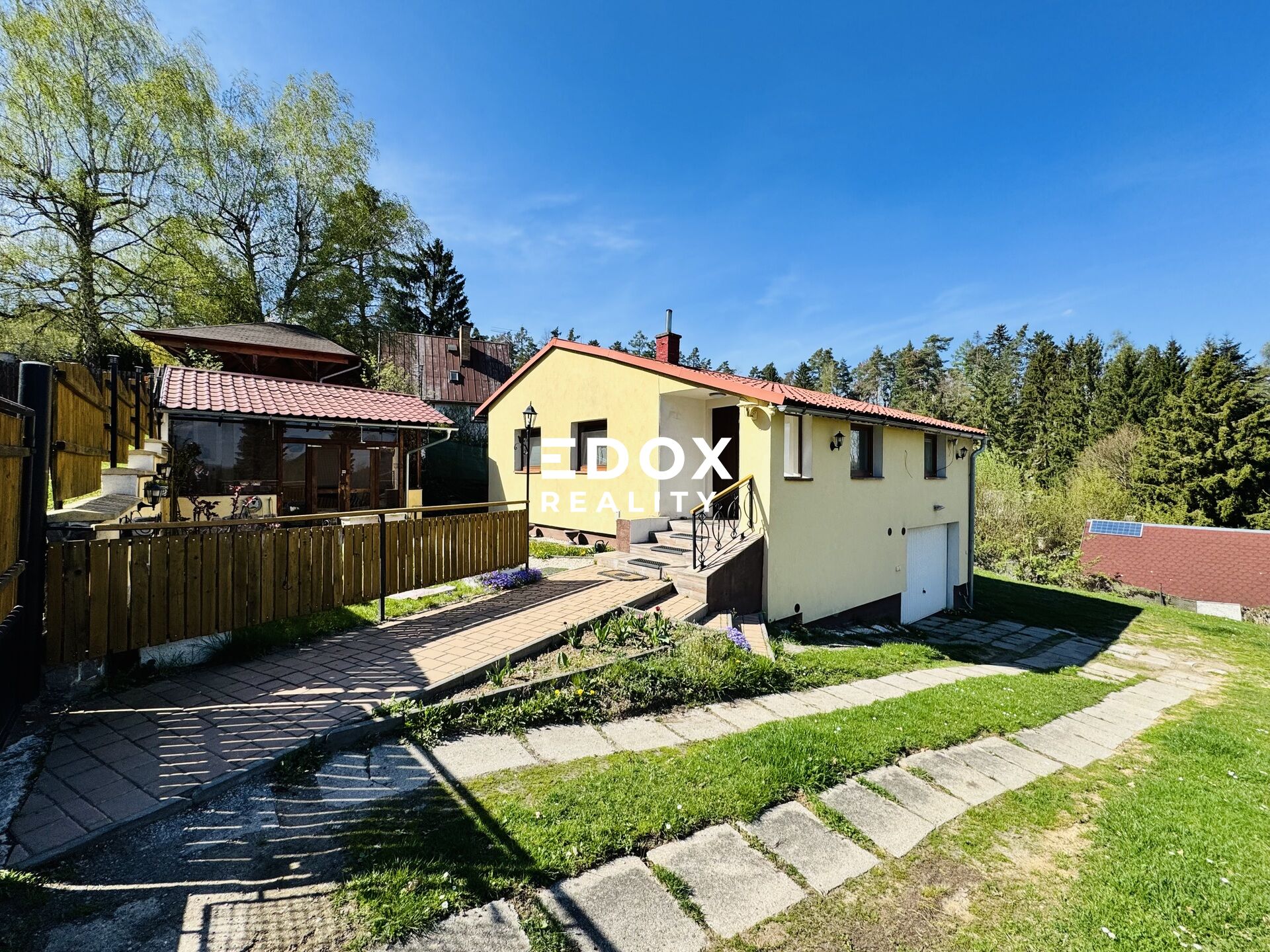Prodej domu s číslem evidenčním a zahradou 975m2, v žádané a klidné lokalitě Kamenice - Ládví.