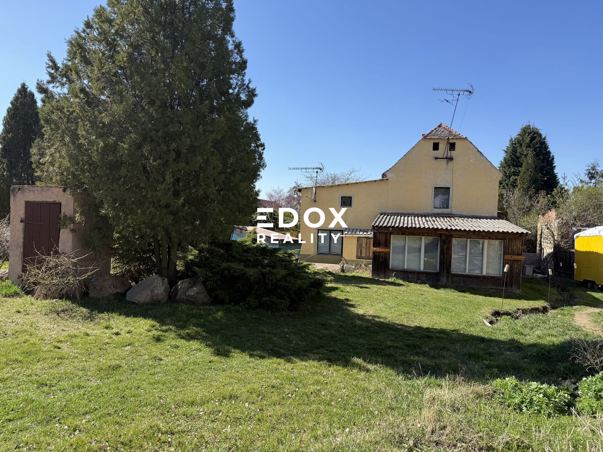 Prodej domu 7 + 1, 200m2, pozemek 1 530m2, obec Kozly, Louny.