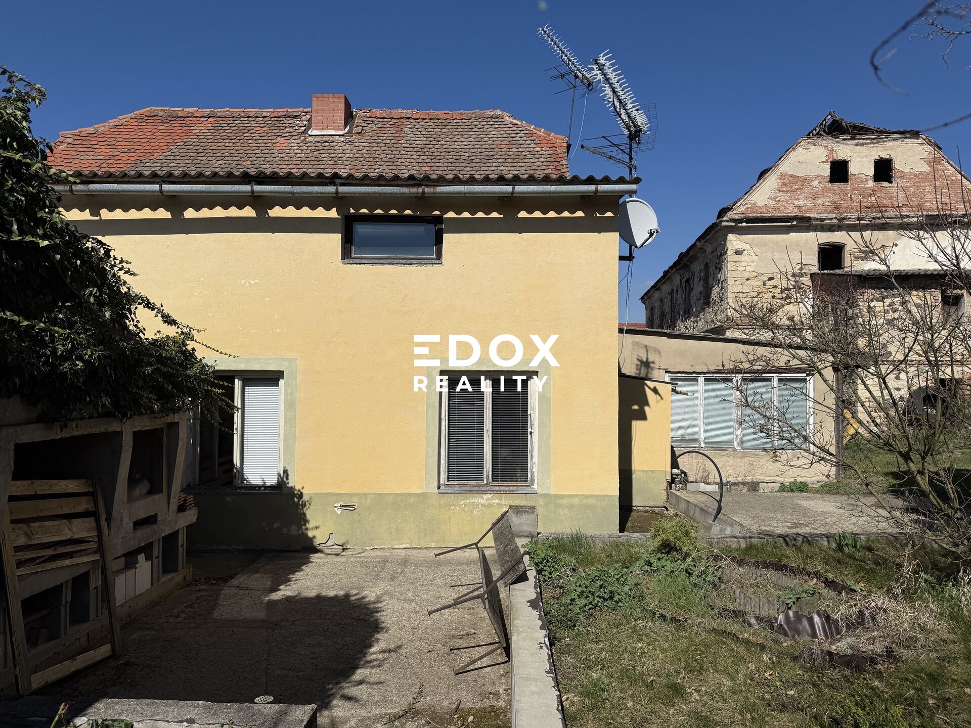 Prodej domu 7 + 1, 200m2, pozemek 1 530m2, obec Kozly, Louny.