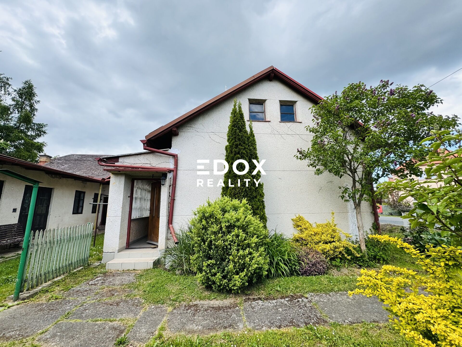 Prodej malebného rodinného domu 5 + 1, pozemek 840m2, ve velmi žádané lokalitě - Prostřední Ves.