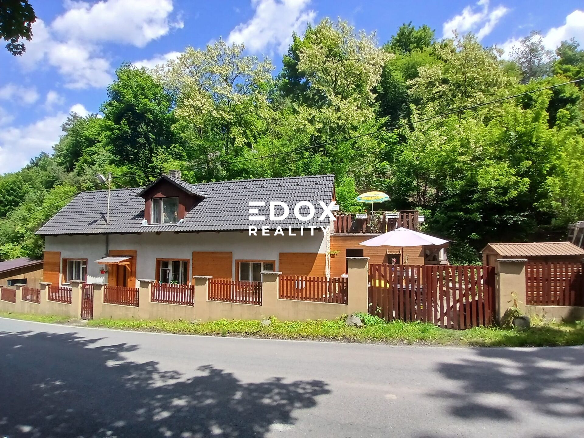 Prodej malebného rodinného domu 4 + kk, pozemek 126m2, ve velmi žádané lokalitě - Chocerady.
