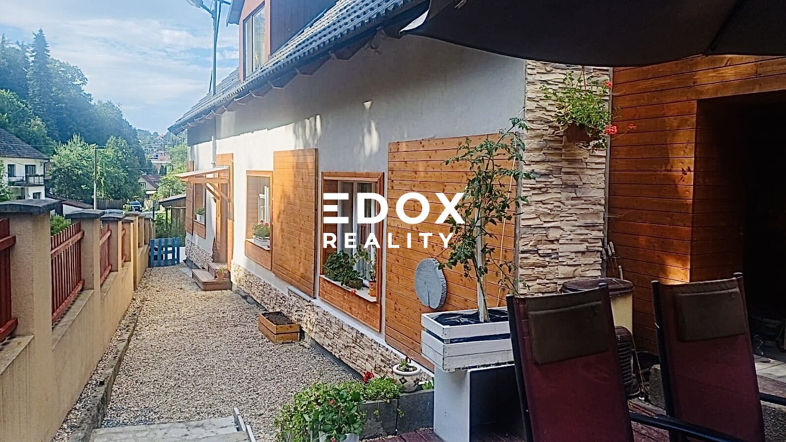 Prodej malebného rodinného domu 4 + kk, pozemek 126m2, ve velmi žádané lokalitě - Chocerady.