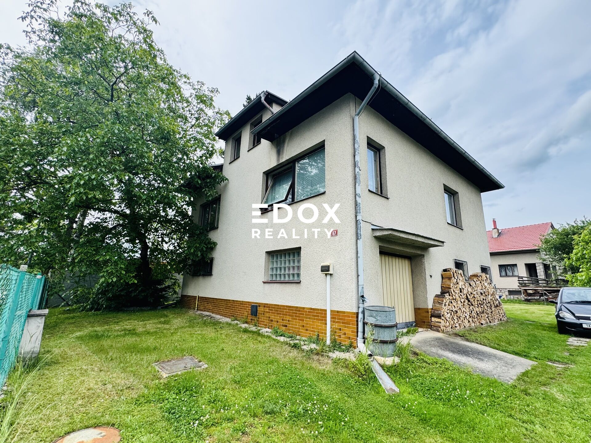 Prodej třípodlažního rodinného domu 250m², pozemek 777m², ve velmi žádané lokalitě Mukařov - Srbín.