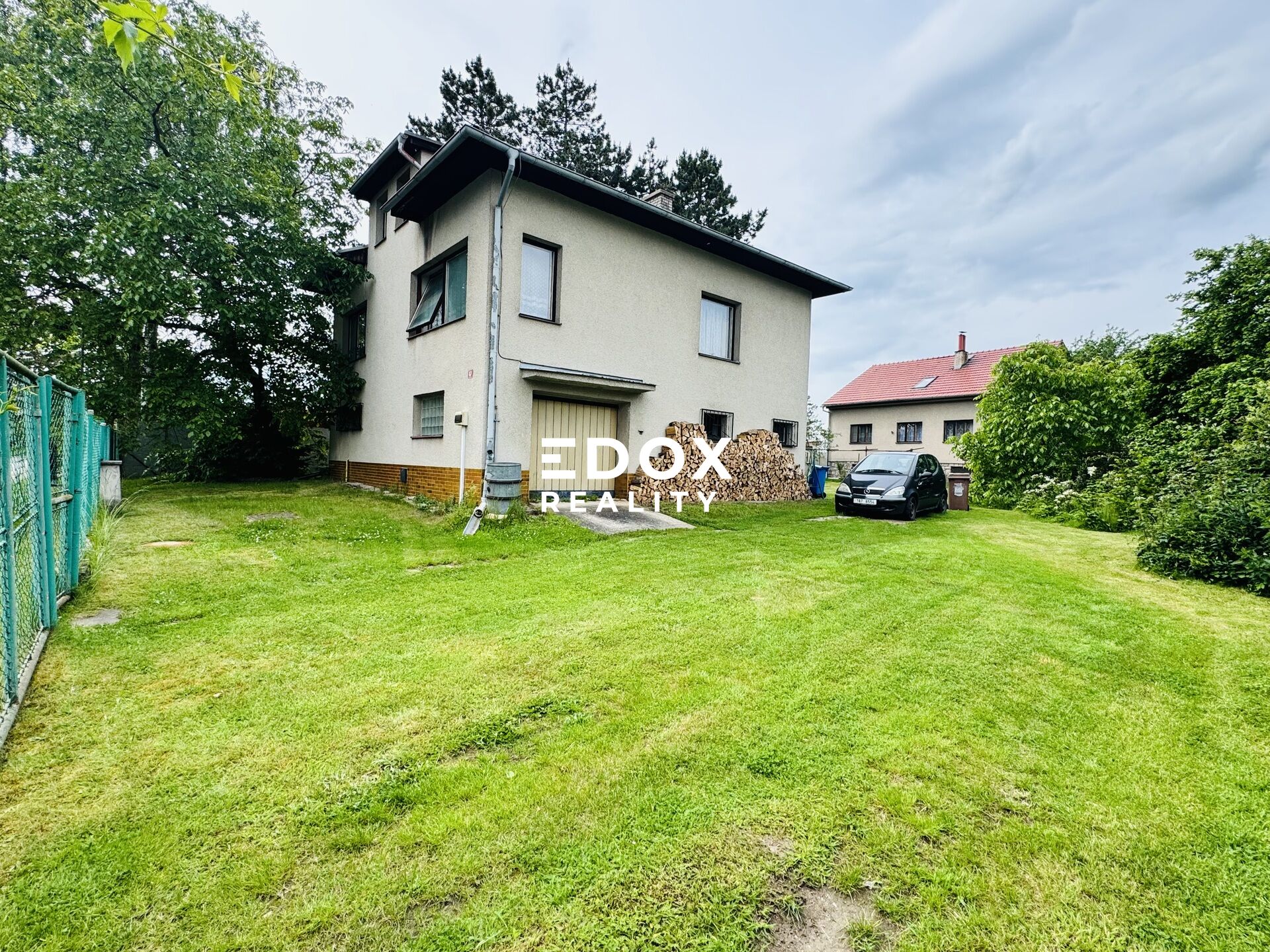Prodej třípodlažního rodinného domu 250m², pozemek 777m², ve velmi žádané lokalitě Mukařov - Srbín.