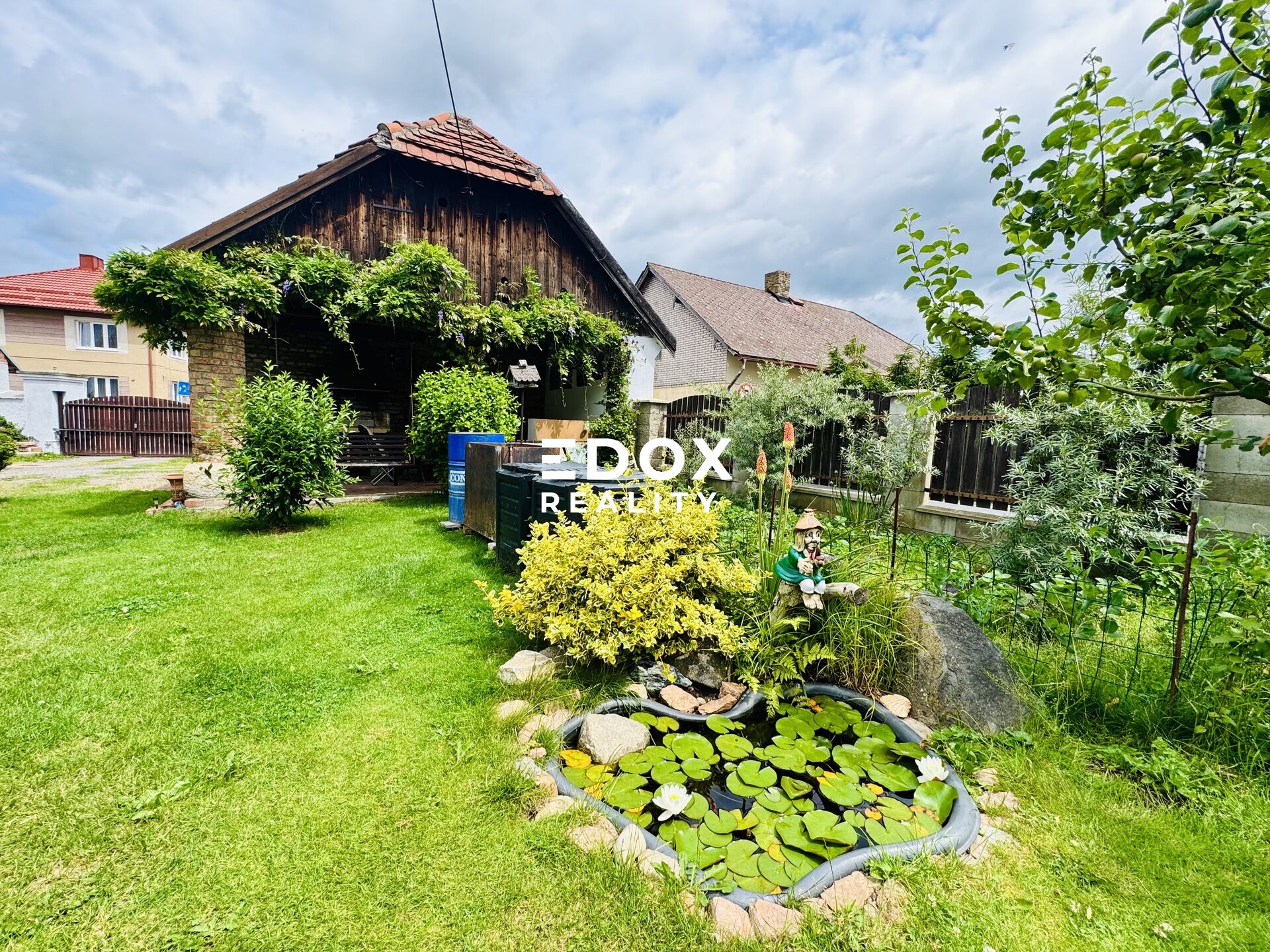 Prodej prostorného rodinného domu 280m², pozemek 1 158m², v malebné a žádané lokalitě obce Chrást.