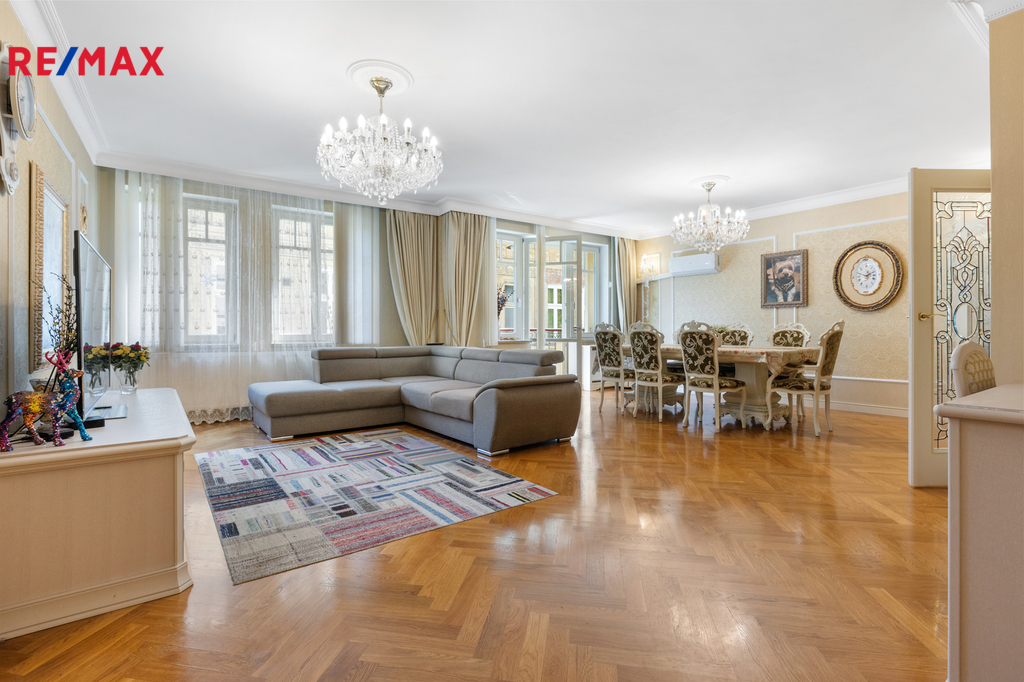 Obyvací pokoj s jidelnou