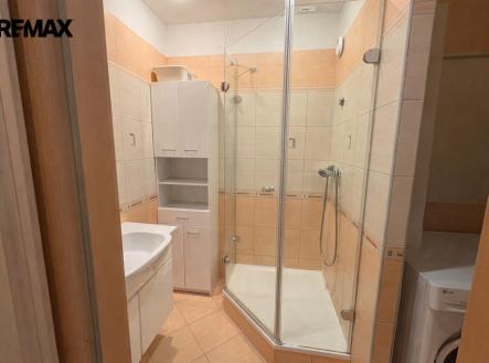 moderni-koupelna-s-oranzovymi-obklady.png | Prodej bytu, 3+1, 76 m²