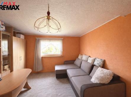 obyvaci-pokoj-s-oranzovymi-stenami.png | Prodej - pozemek, zahrada, 996 m²