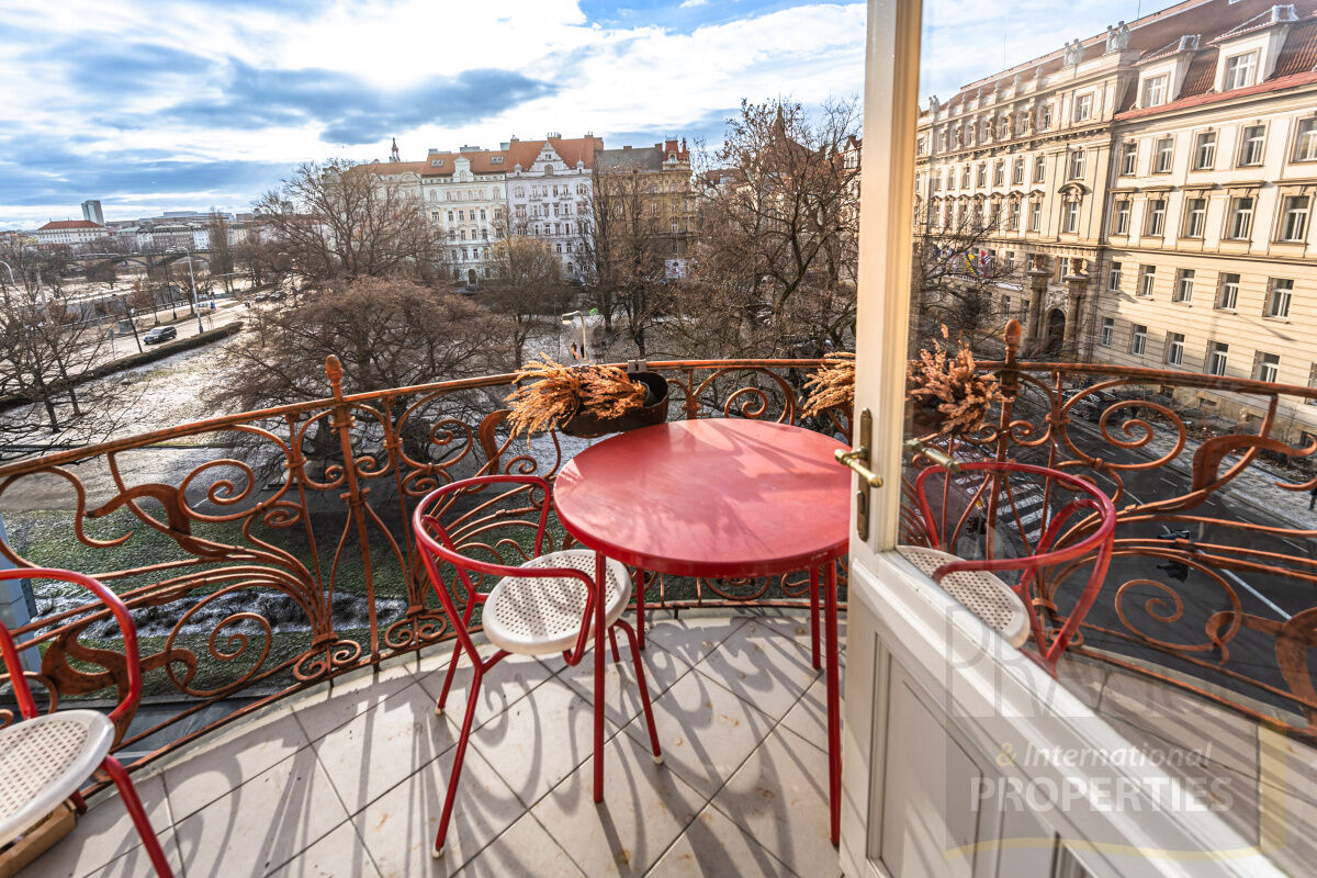 Secesní apartmán 3+1, balkon, otevřené výhledy, Dienzenhoferovy sady, Praha 5