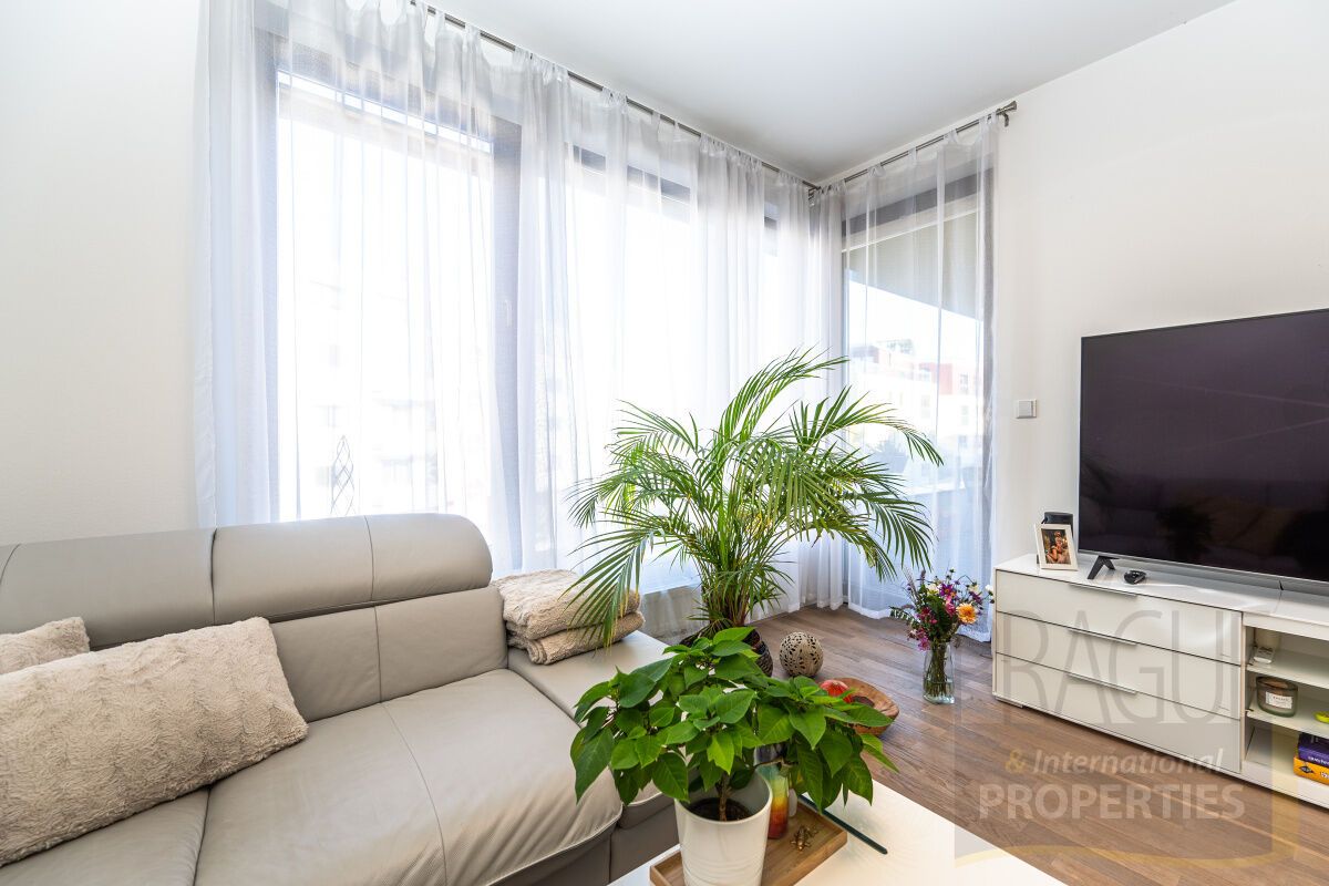 Elegantní apartmán 3+kk, terasa, parkování , U dívčích hradů, Praha 5