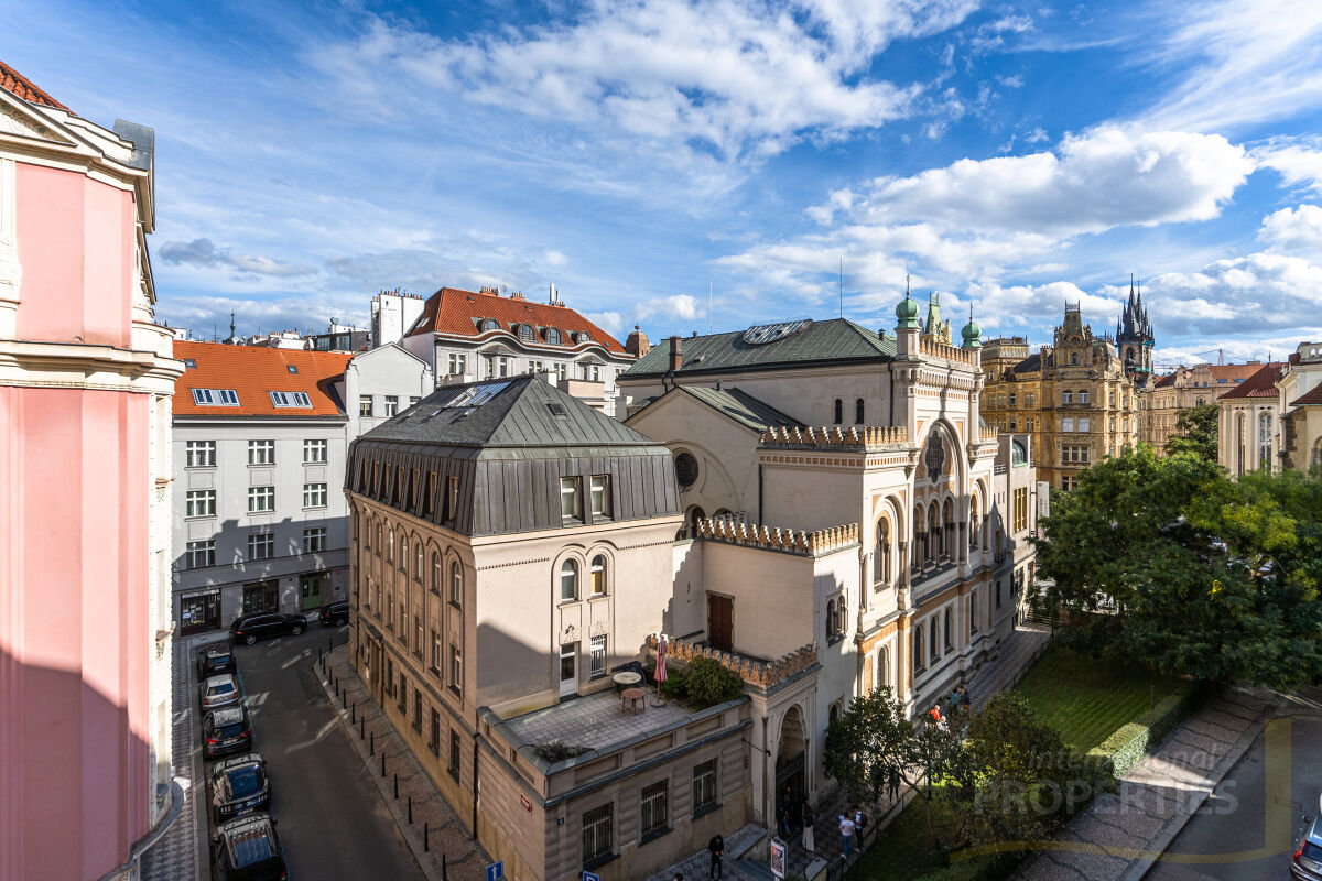 Elegantní apartmán 3+kk s výhledem na synagogu, Dušní ulice