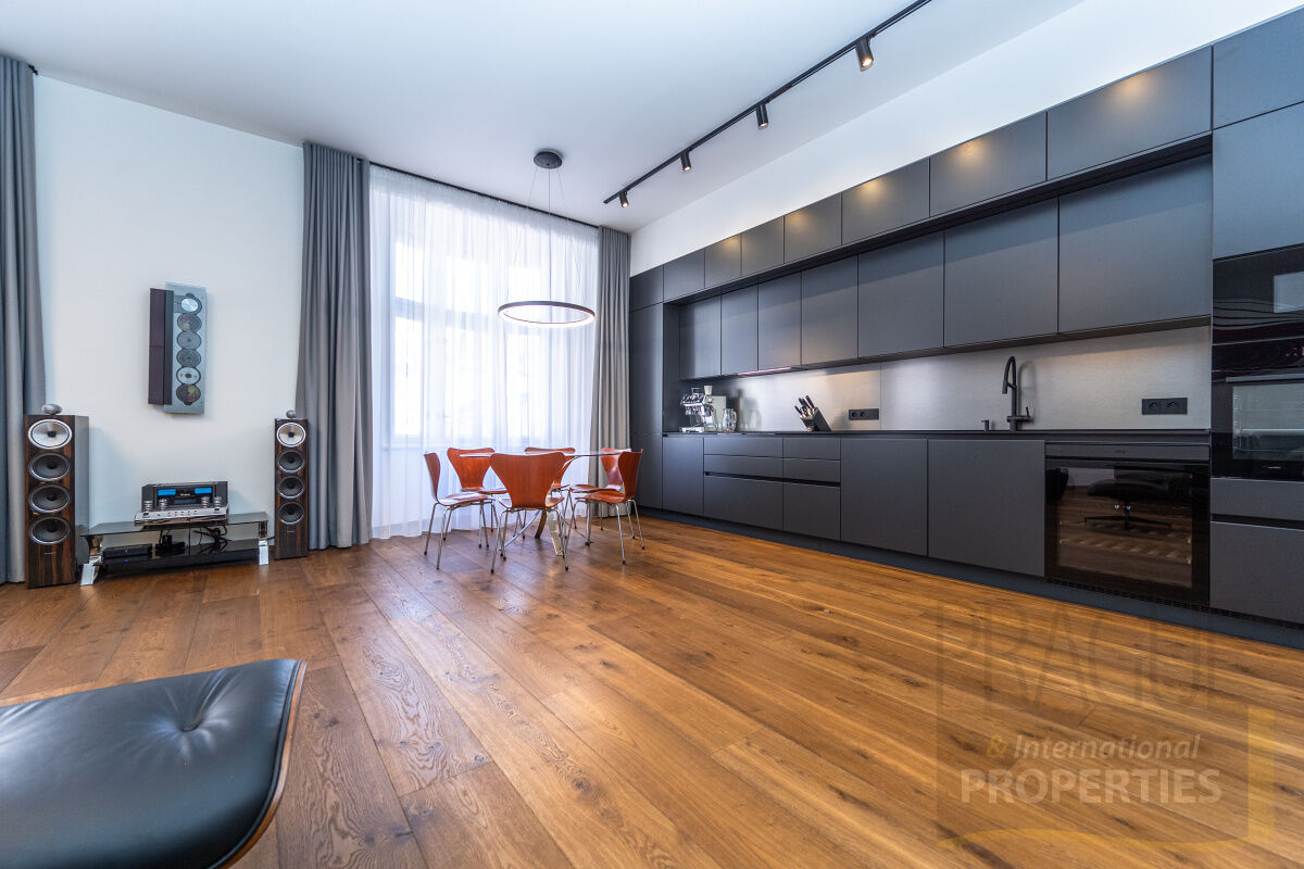 Elegantní apartmán 3+kk s výhledem na synagogu, Dušní ulice