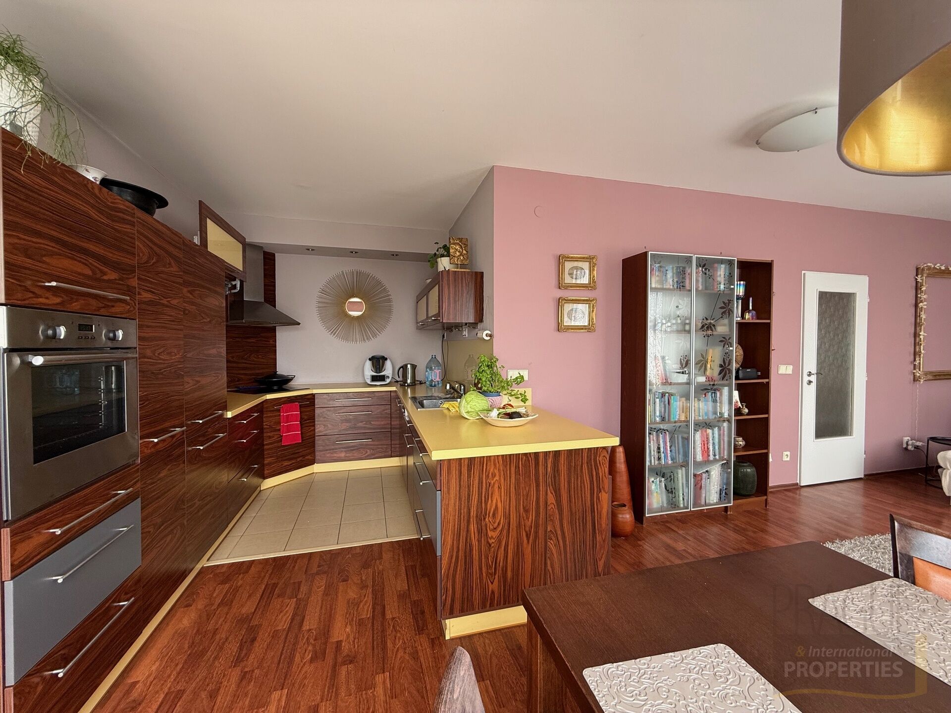 Prostorný klidný byt 3+kk ,  2 x terasa, garážové stání, Michle