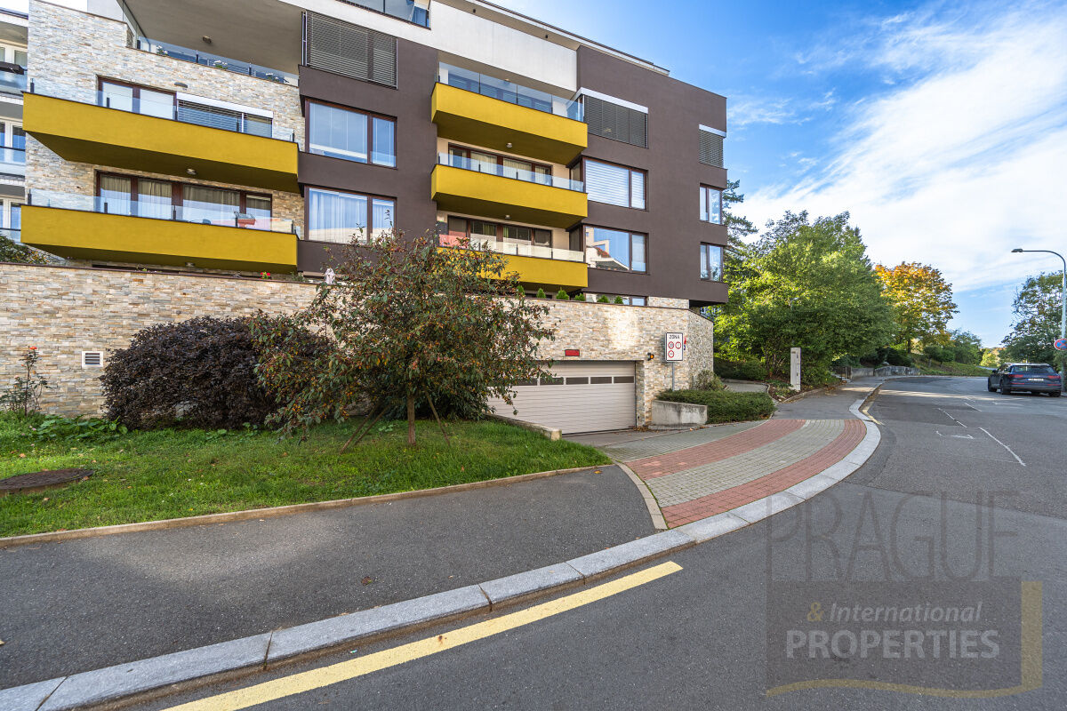 Elegantní apartmán 3+kk, terasa, parkování , U dívčích hradů, Praha 5