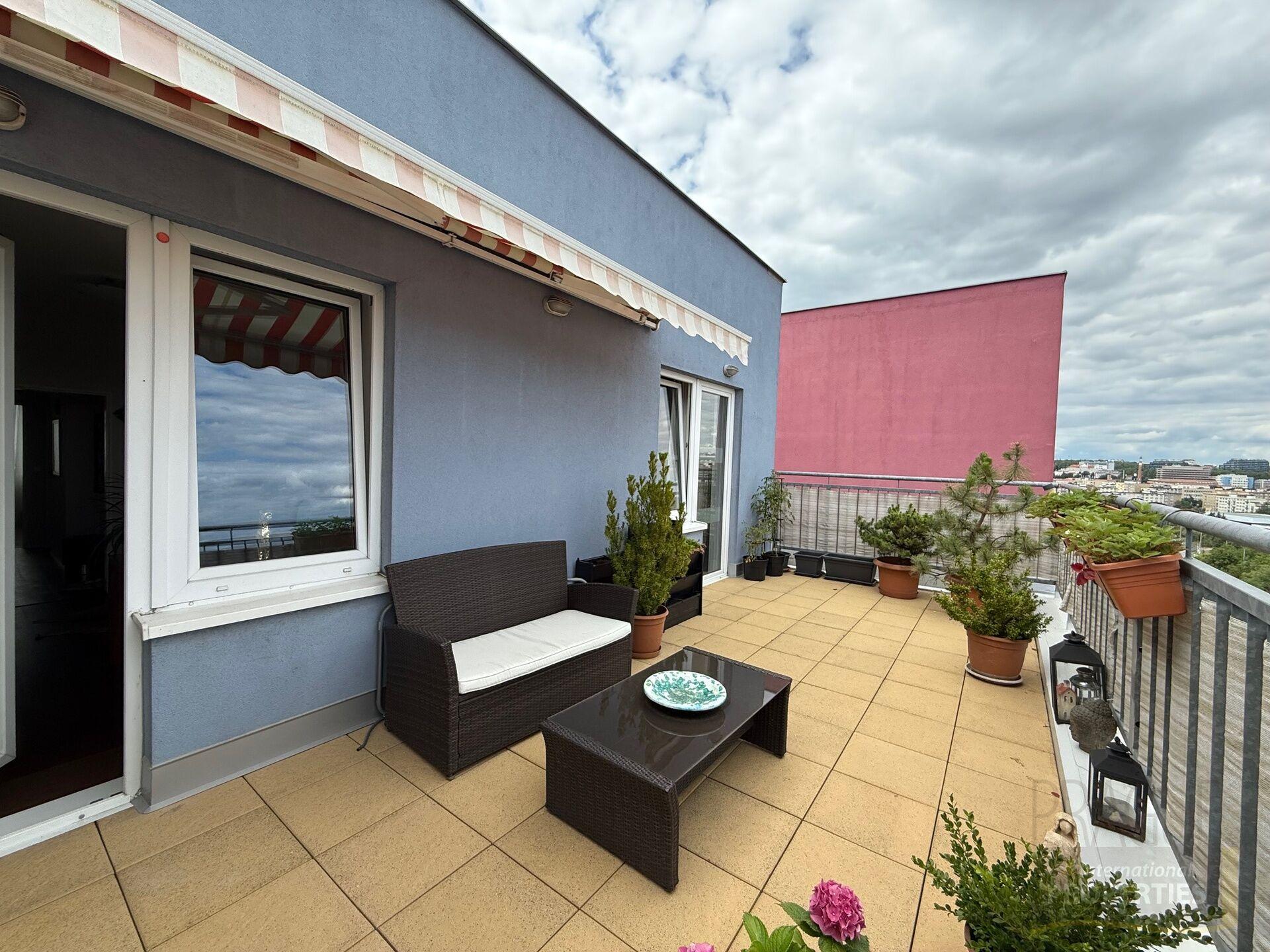 Prostorný klidný byt 3+kk ,  2 x terasa, garážové stání, Michle