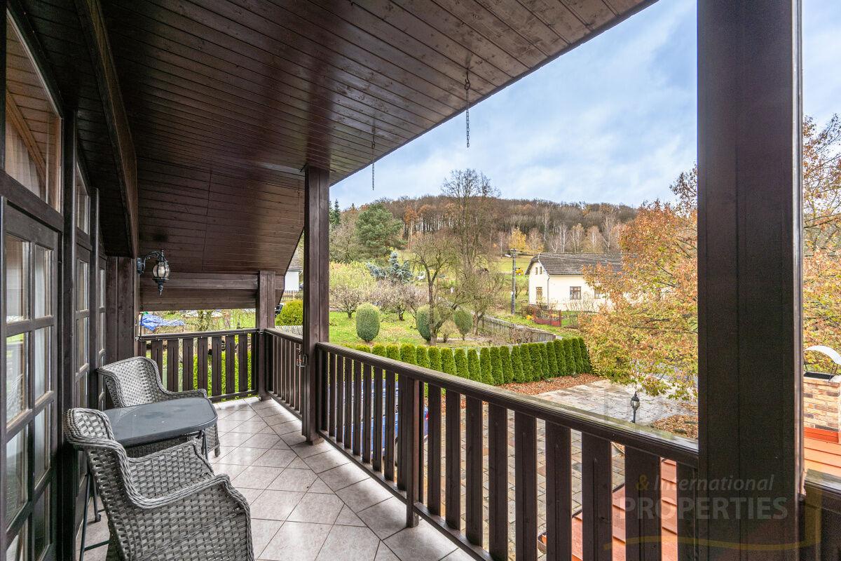 Původní rodinný dům , zharada s bazénem, CHKO Kokořísnko