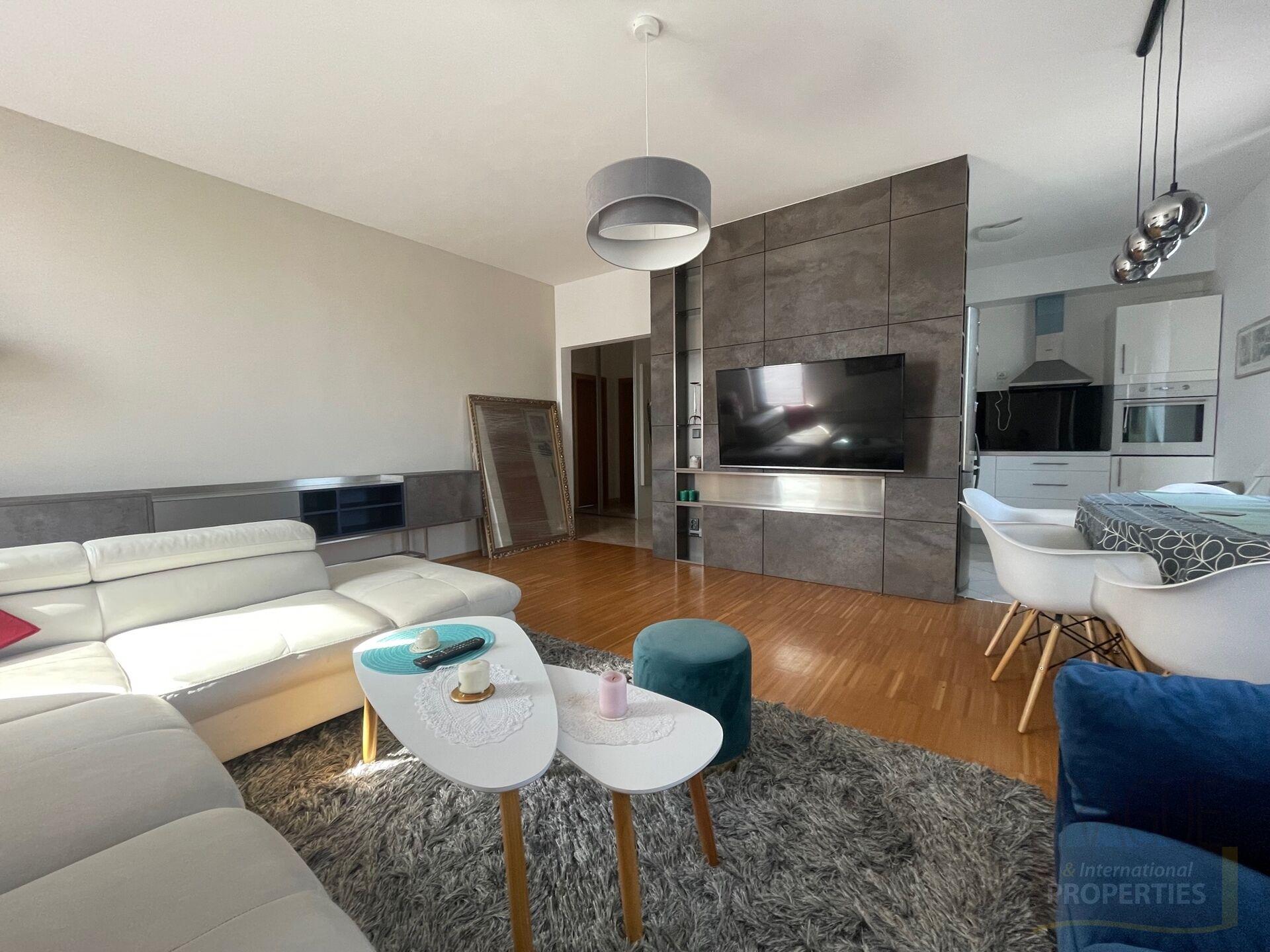 Moderní zařízený byt 2+kk, terasa, Varhulíkové, Praha 7.