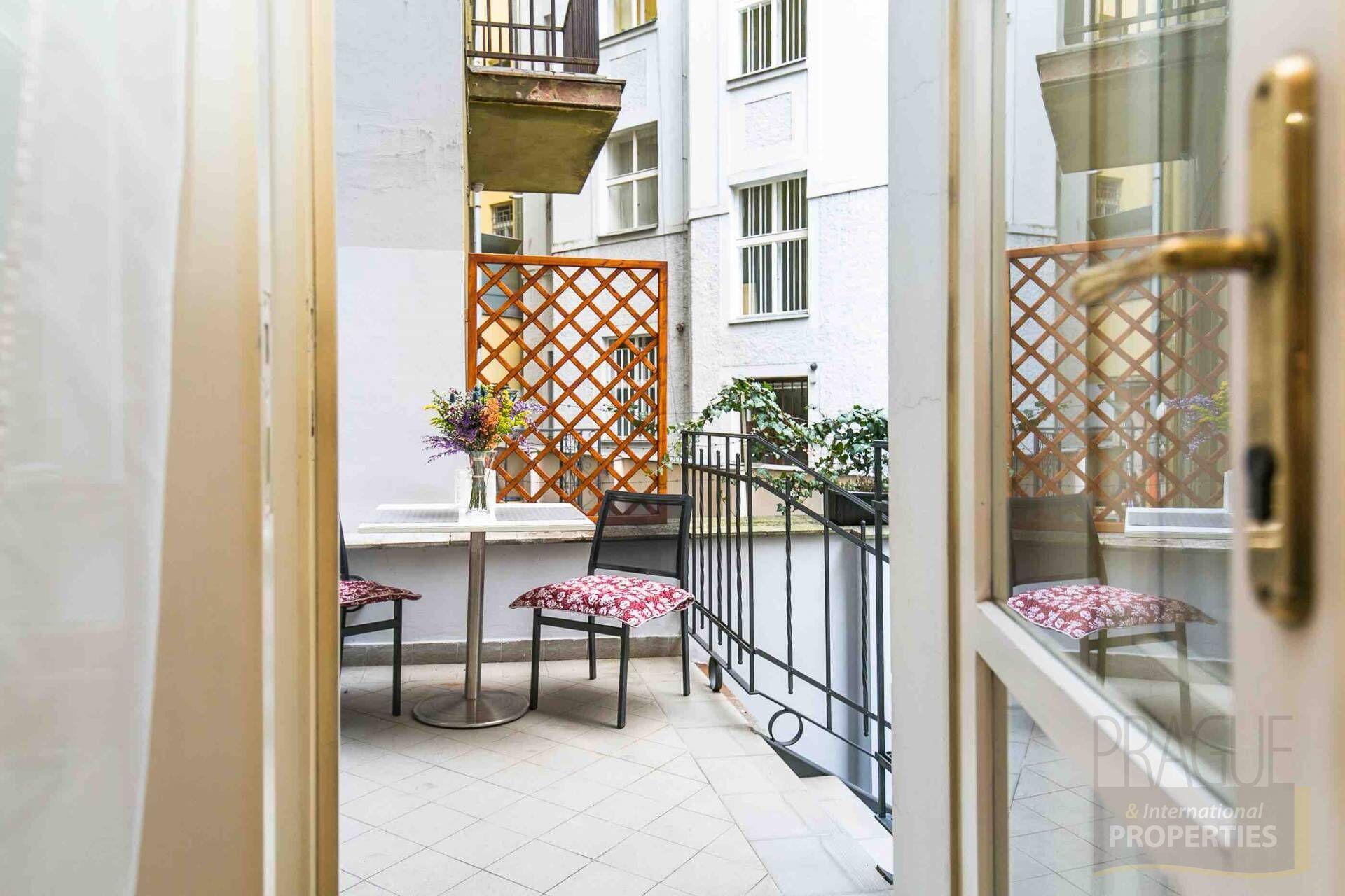 Jedinečný secesní apartmán 2+1, terasa, Maiselova, Praha 1, Staré Město