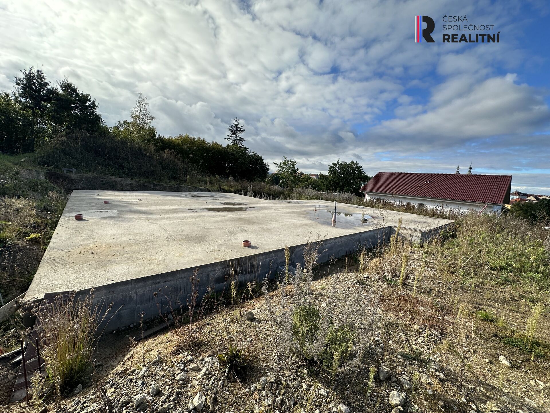 Stavební pozemek v Kynšperku se základovou deskou, projektovou dokumentací i stavebním povolením