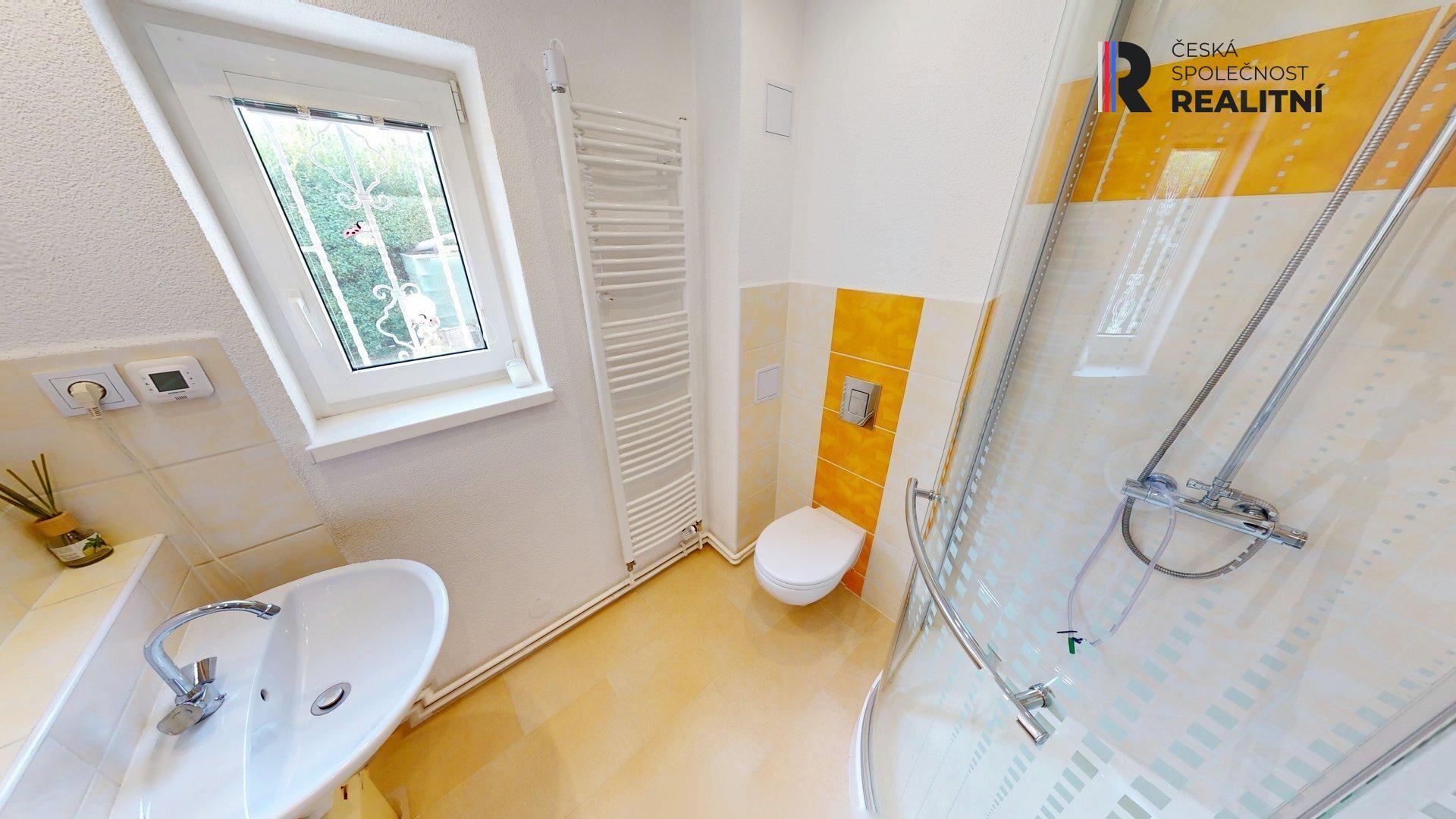 Rodinný dům 6+kk se zimní zahradou, dvougaráží a udržovanou zahradou v Chodově