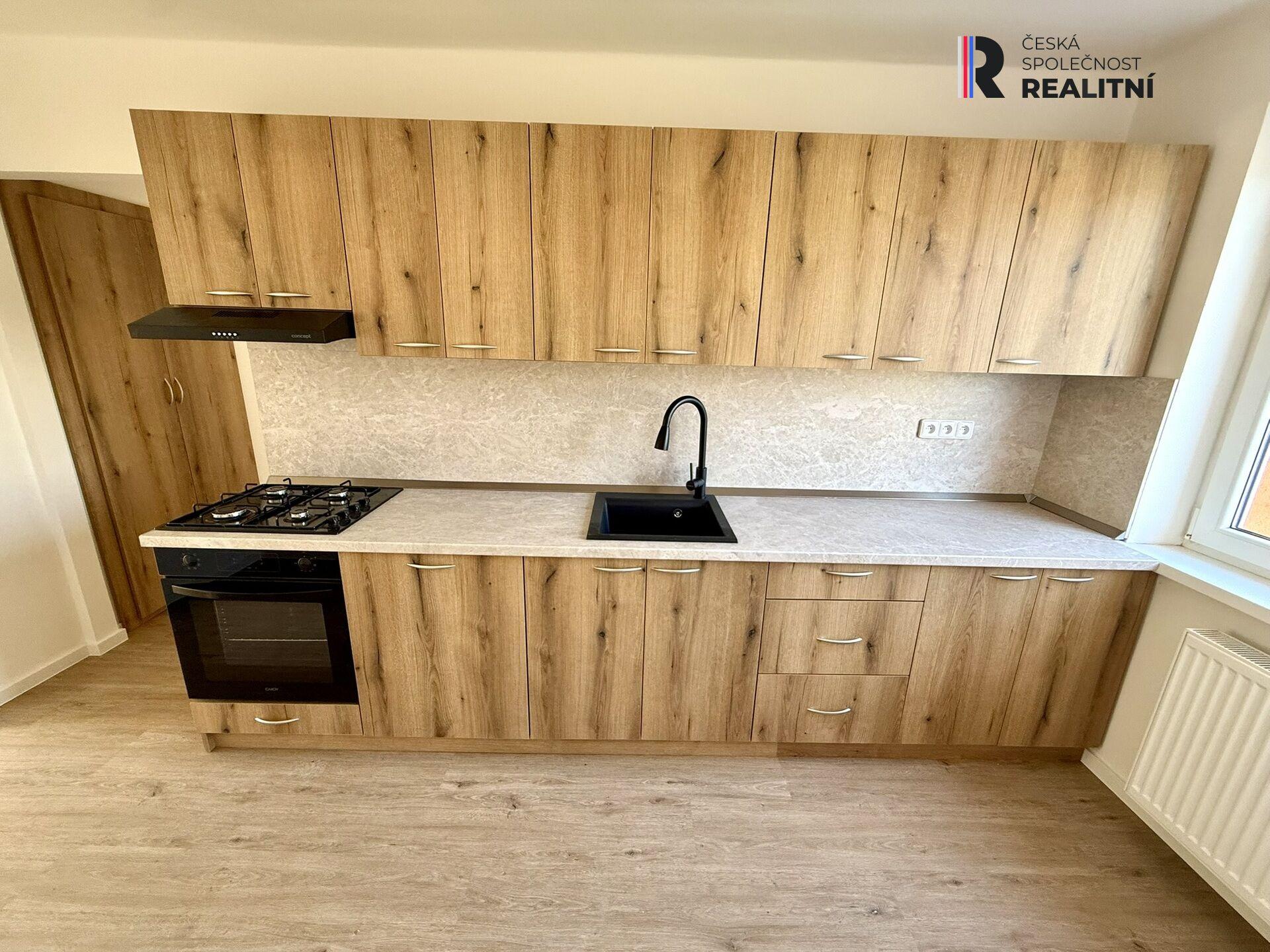 Světlý byt 2+1 po kompletní rekonstrukci s lodžií a francouzským oknem, Horní Slavkov