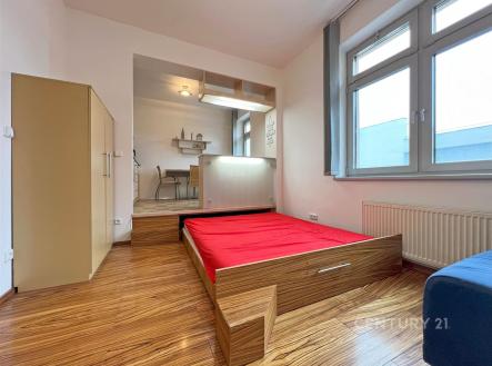 výsuvné lůžko pod pódiem | Pronájem bytu, garsoniéra, 39 m²