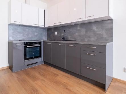 kuchyně s dřevěná podlaha, ploché panelové skříňky, bílé skříně, trouba, a dřez | Pronájem bytu, 2+kk, 53 m²
