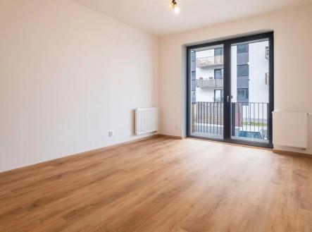 prázdná místnost s přirozené světlo, radiátor, a dřevěná podlaha | Pronájem bytu, 2+kk, 53 m²
