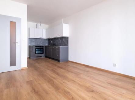 kuchyně s radiátor, trouba, backsplash, a dřevěná podlaha | Pronájem bytu, 2+kk, 53 m²