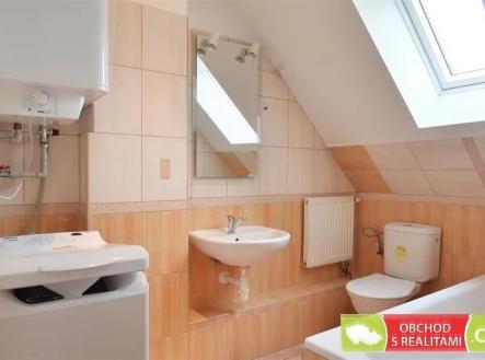 vana s stěna dlaždic, klenutý strop, světlík, a radiátor | Pronájem bytu, 2+kk, 43 m²
