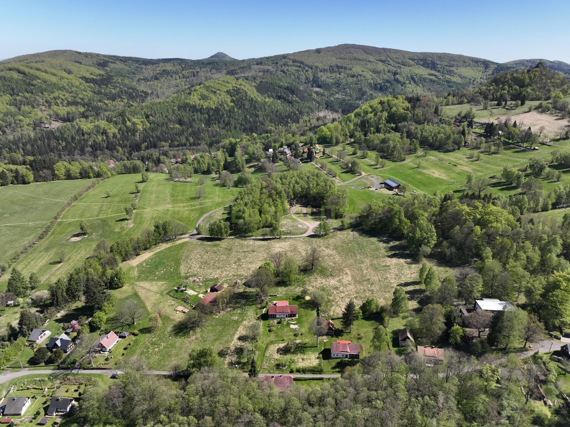Prodej nádherného pozemku s projektem k výstavbě agrofarmy a rodinného domu, Jiřetín pod Jedlovou!