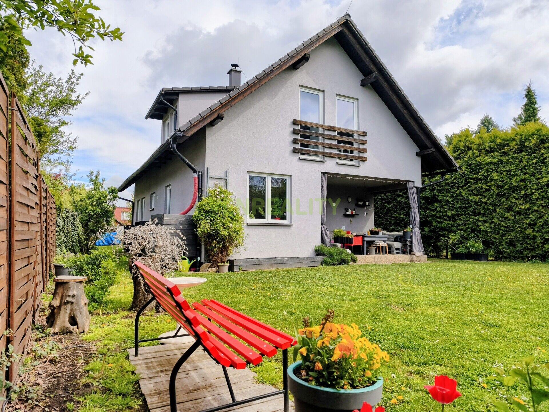 Prodej rodinného domu o dispozici 6+1 s terasou a garáží, pozemek 679m2, Praha – Újezd nad Lesy