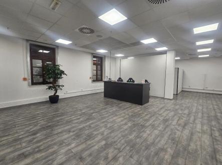 Pronájem - obchodní prostor, 277 m²