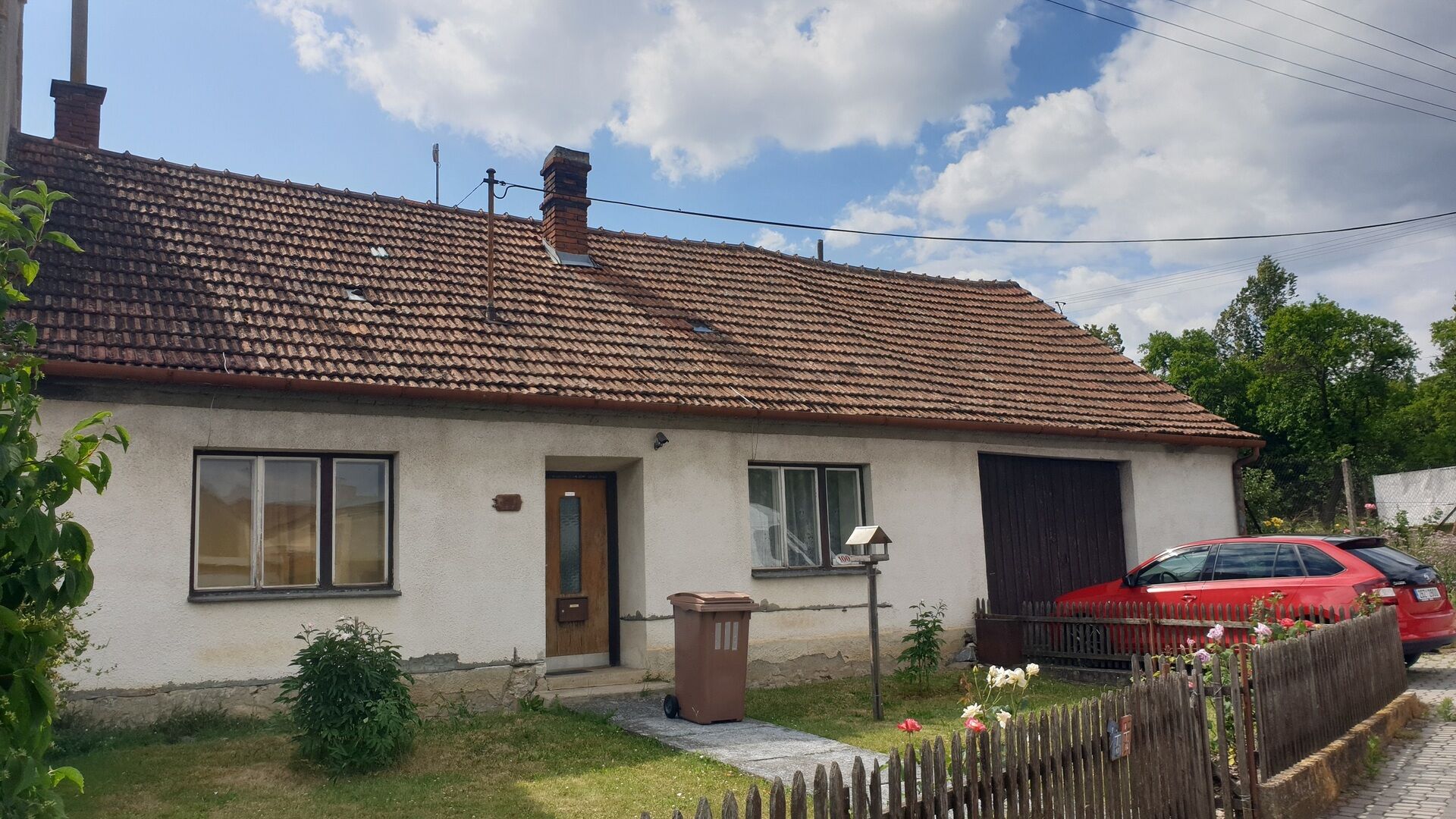 Rodinný dům 2+1 na parcele 365m2 s vjezdem, rovina, Lažánky, Brno venkov.