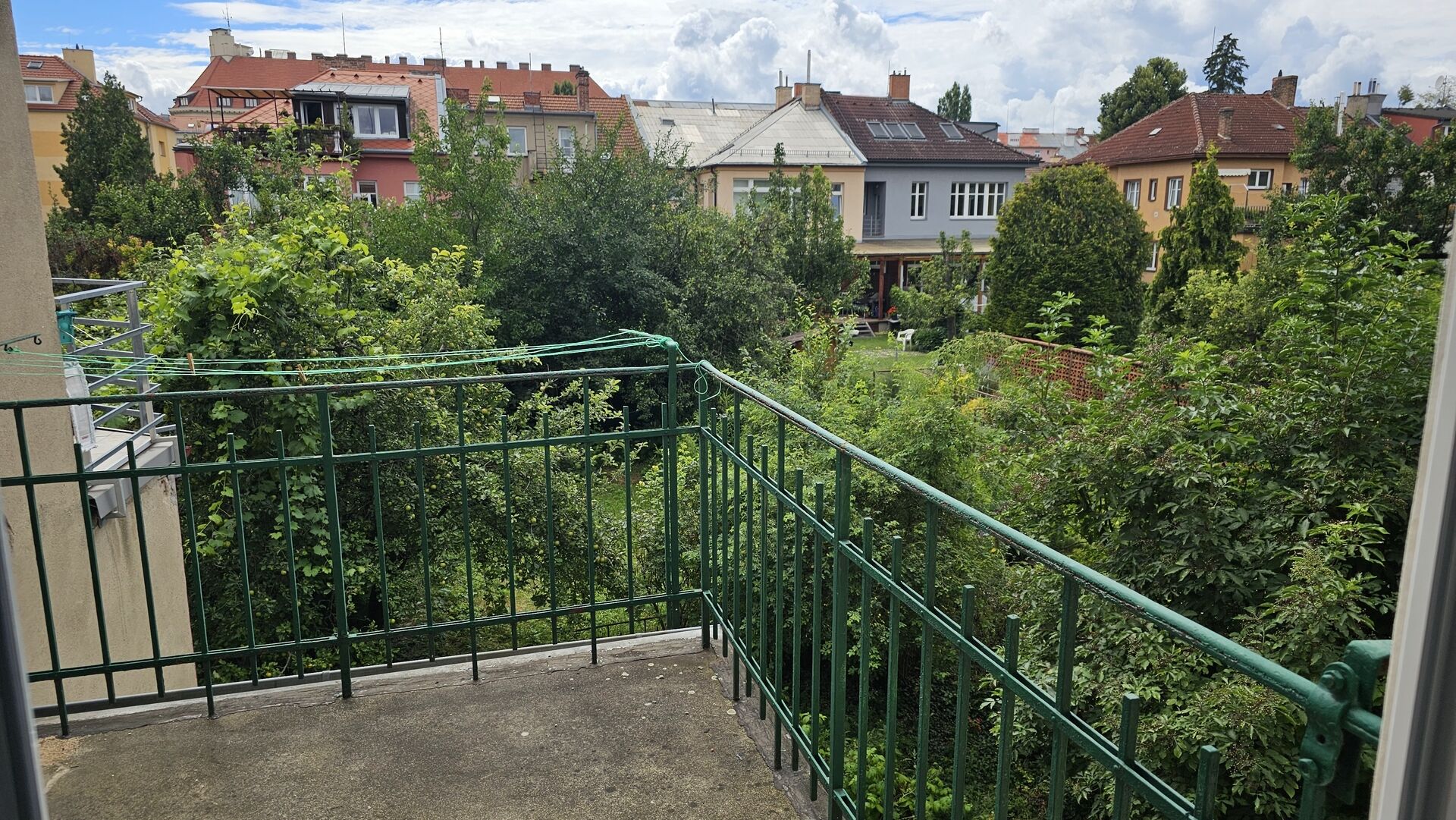 Samostatný pokoj ve vile v Černých polích se zahradou, zařízený, ihned.