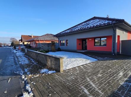 od ulice | Prodej - dům/vila, 320 m²