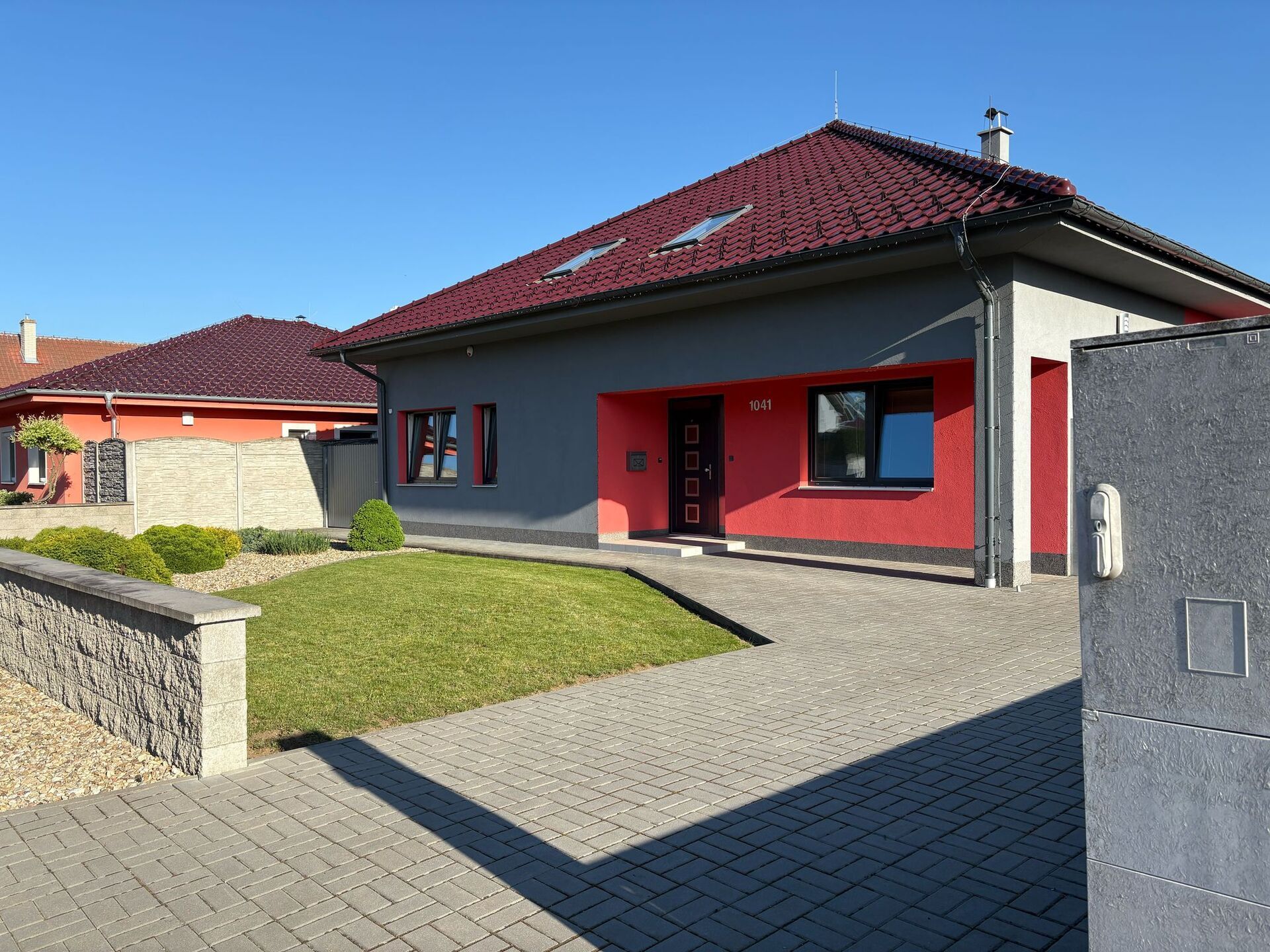 Cihlový RD 6+kk na parcele 1053m2, Brno venkov Pohořelice, samostatný z roku 2018.