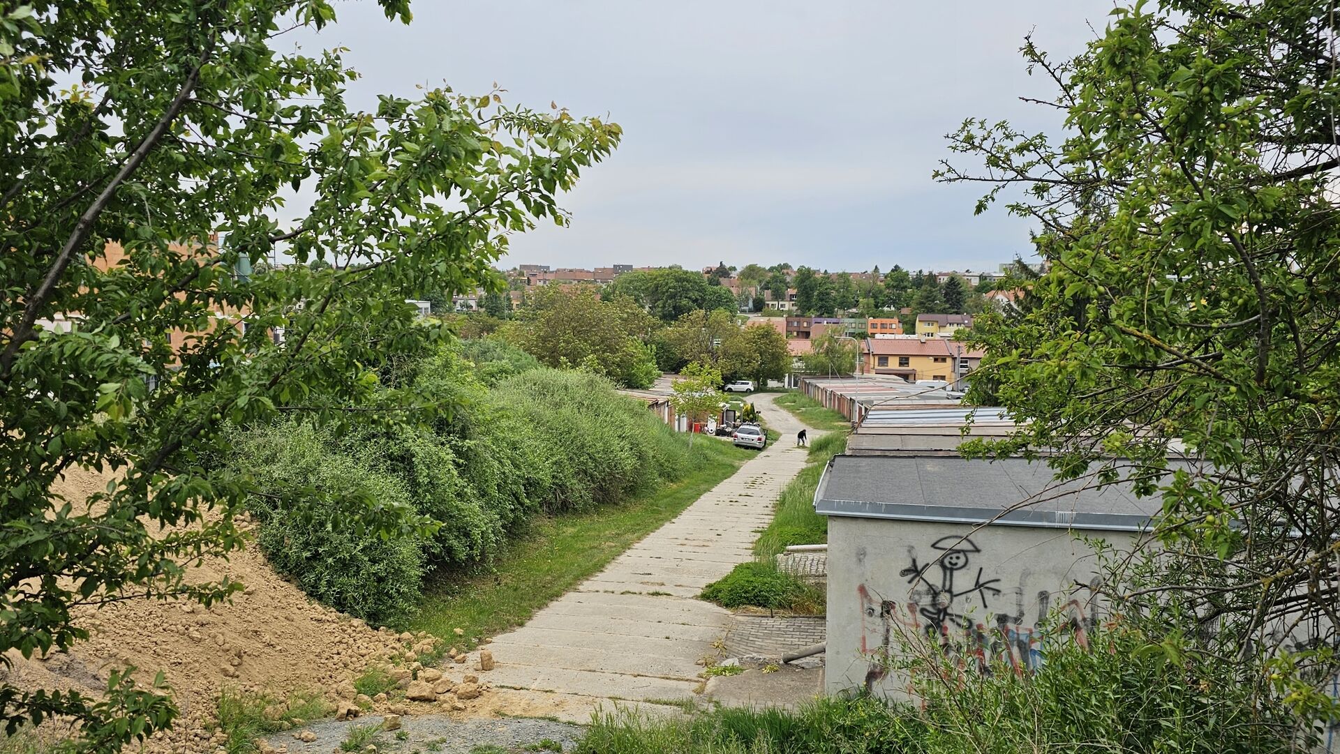 Stavební pozemek Šlapanice u Brna, nová komunikace a IS vč. plynu, 404m2.