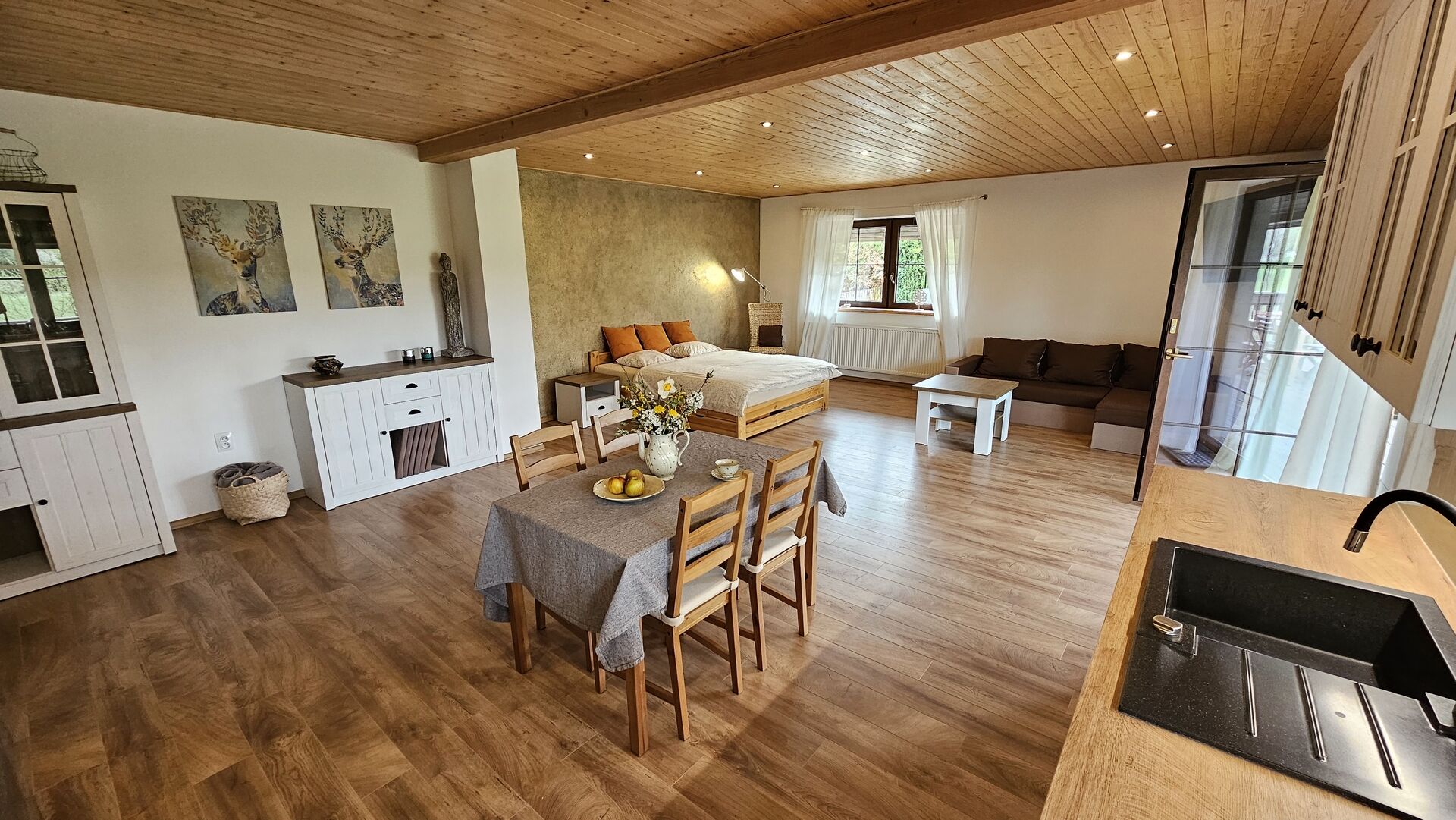Apartmánový dům se společenskou místností/sálem pro vaši investici u Telče.