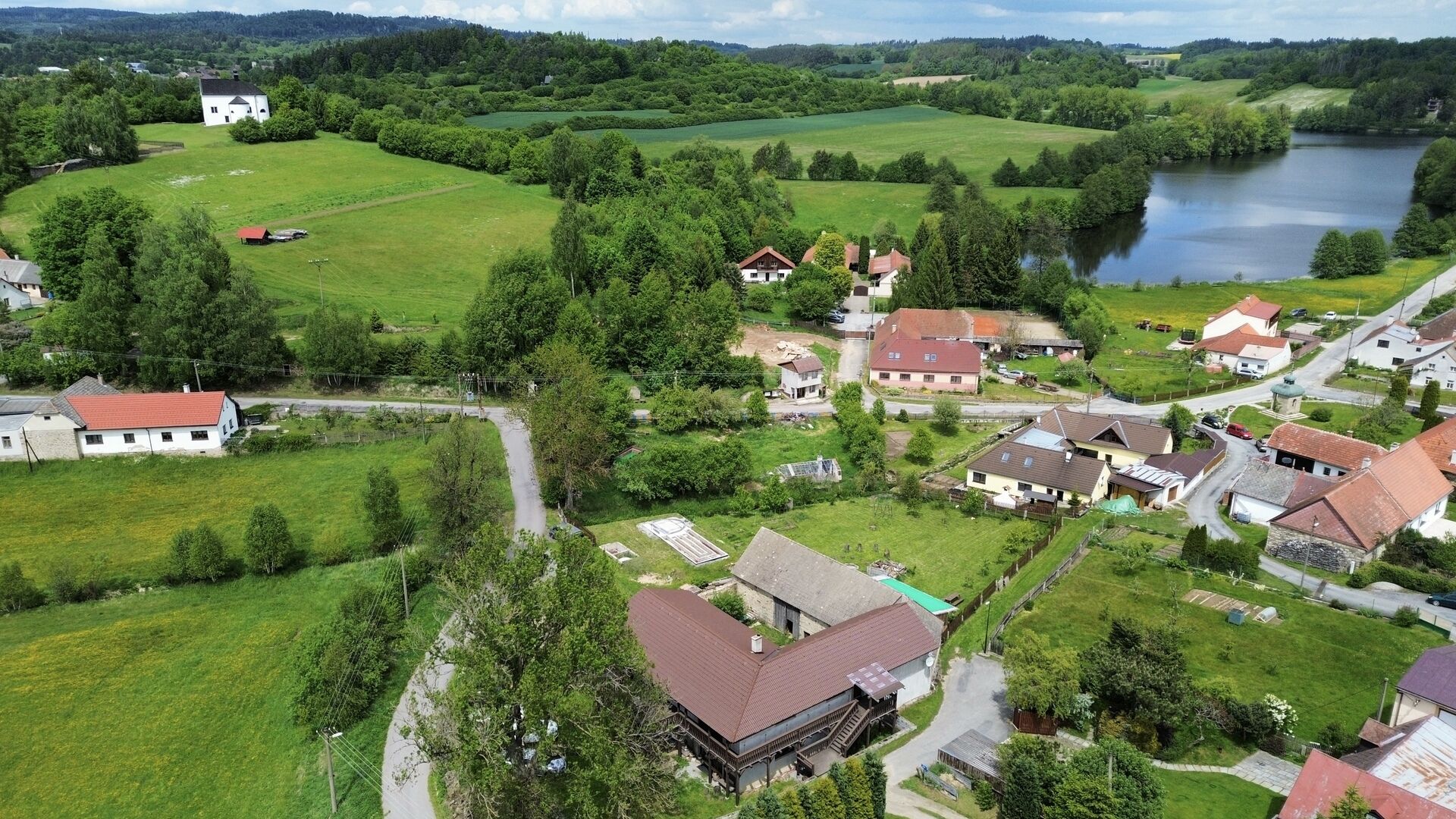 Žijte u Telče v novostavbě domu 360m2 na pozemku 2.800m2 s výhledem na kostelík.