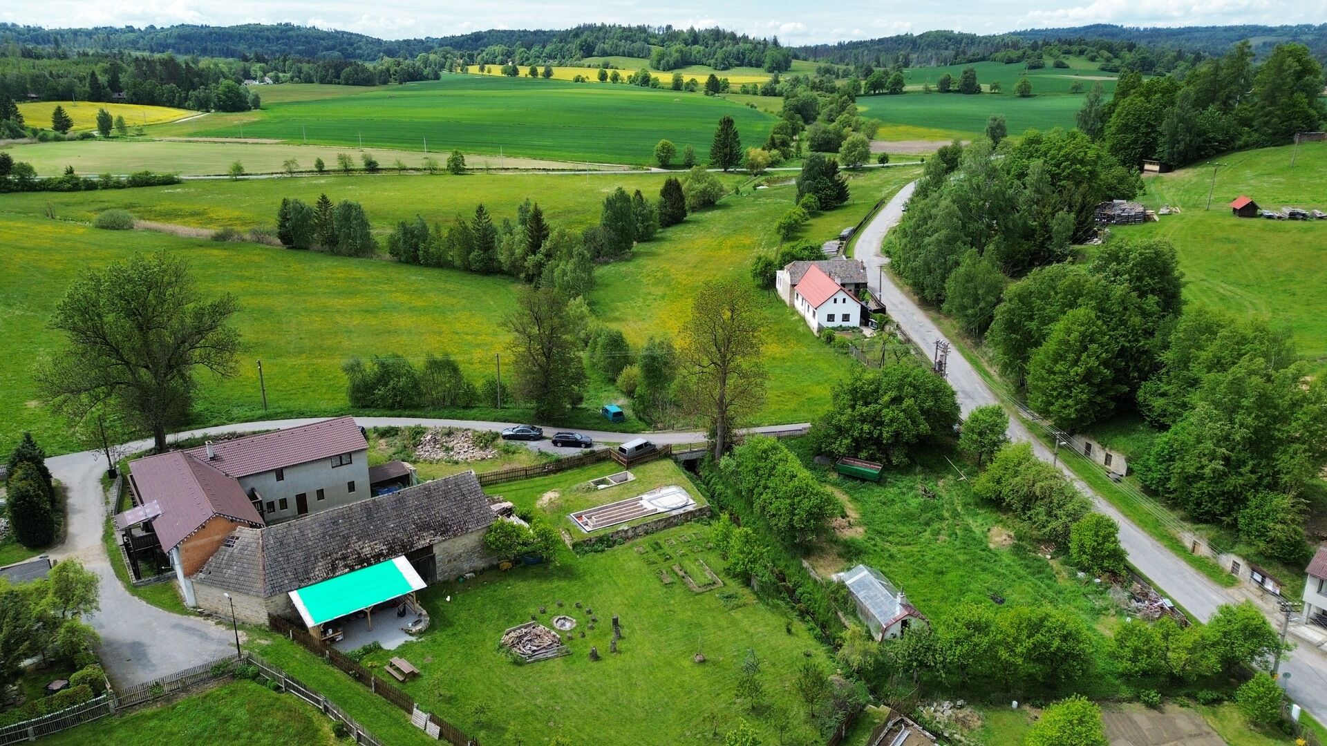 Žijte u Telče v novostavbě domu 360m2 na pozemku 2.800m2 s výhledem na kostelík.