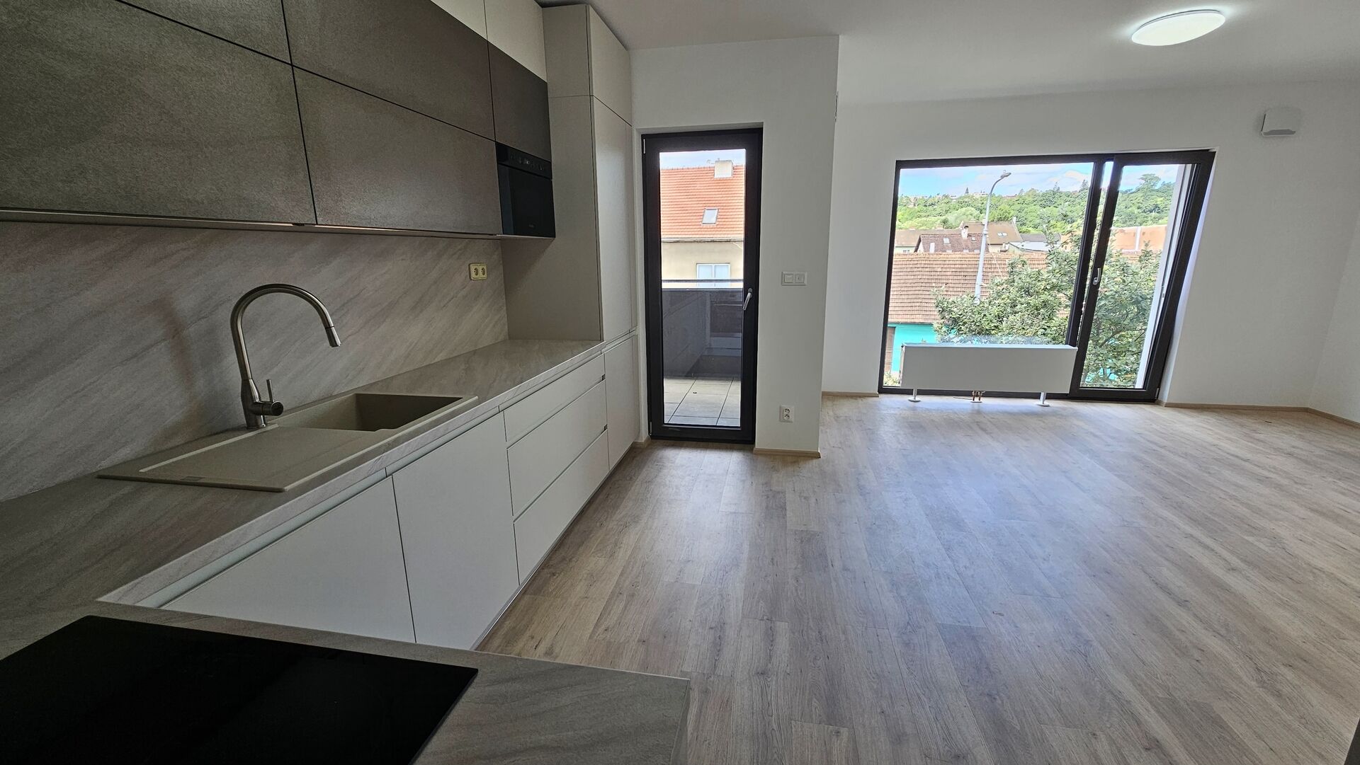 Pronájem novostavby bytu 85m2 3+kk s 2 terasami a garážovým stáním při ul. Selská v Brně, bezbariér.