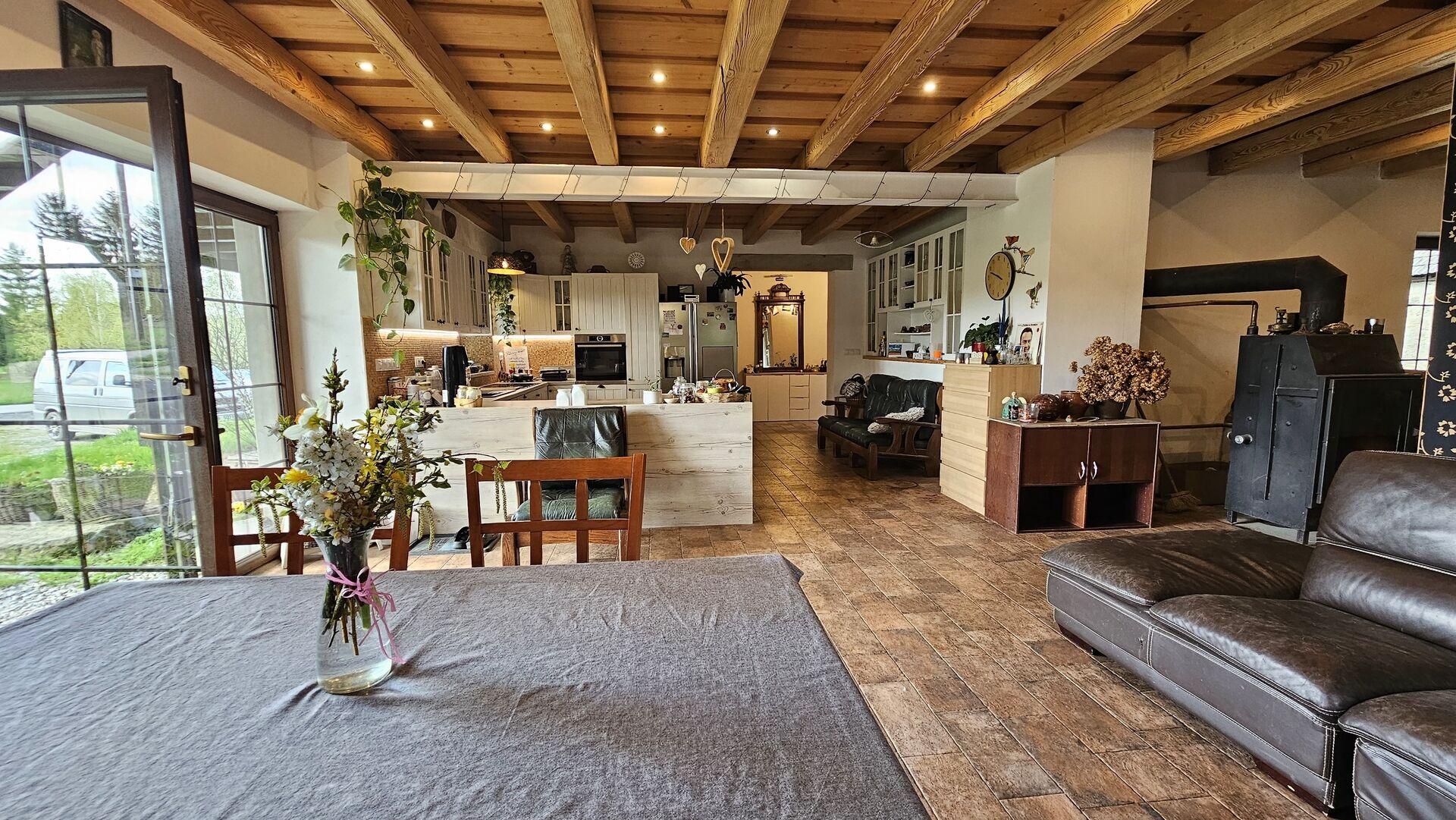 Novostavba RD 360m2 na pozemku 2.800 m2 u Telče, klidný okraj obce.