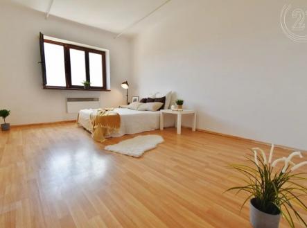 pokoj / ložnice s přirozené světlo a dřevěná podlaha | Pronájem bytu, 2+1, 61 m²