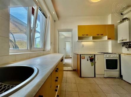 kuchyně s přirozené světlo, sporák, kachličková podlaha, backsplash, a ohřívač vody | Pronájem bytu, 2+1, 27 m²