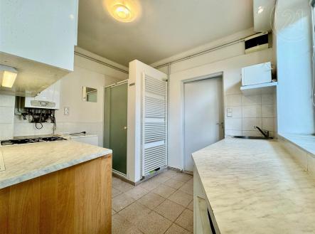 kuchyně s deformace, kachličková podlaha, backsplash, dřez, a bílé skříně | Pronájem bytu, 2+1, 27 m²