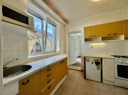 kuchyně s dřez, backsplash, mikrovlnná trouba, sporák, a přirozené světlo | Pronájem bytu, 2+1, 27 m²