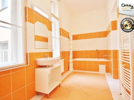 vana s stěna dlaždic, dřez, vana, přirozené světlo, a kachličková podlaha | Pronájem bytu, 3+1, 104 m²